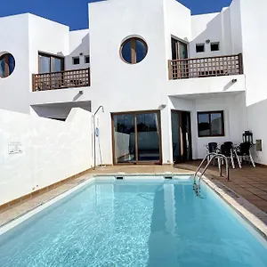 Rosa Gadis Villa Costa Teguise